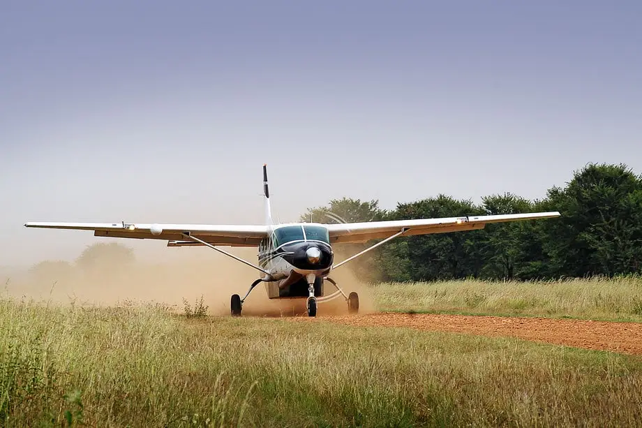 Aircraft-Cessna-Caravan-208-landing