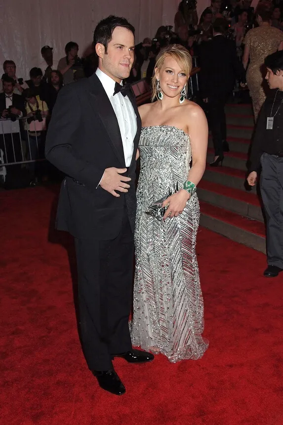 Hilary Duff in an Elie Saab gown with Mike Comrie